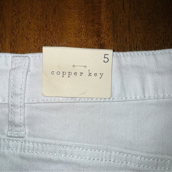 NWT Copper Key White Mid Rise Rolled Cuff Frayed Hem Denim Shorts Size 5 - Picture 5 of 9